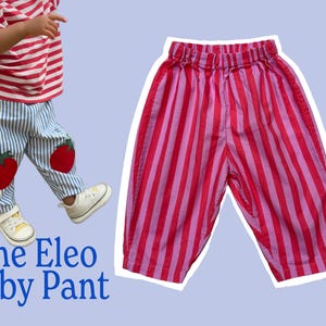 Może przedstawiać: Spodnie dziecięce Eleo. Różowo-czerwone spodnie w paski dla dziecka z elastyczną talią. Spodnie pokazano z pasującą koszulą w paski i białymi trampkami. Spodnie mają dwie czerwone aplikacje w kształcie truskawek. Dostępne rozmiary: 0-3 miesiące do 3T.