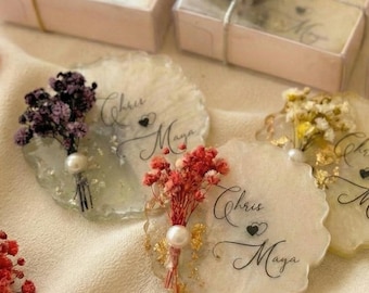 Imán para recuerdos de boda, regalo de flores secas, recuerdo de compromiso personalizado, arte de resina, regalo romántico para invitados, corazón personalizado al por mayor