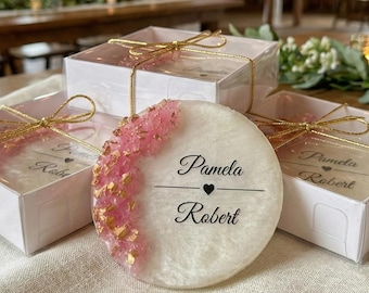 Imán para recuerdos de quinceañera, regalo personalizado de 16 años, recuerdo de fiesta de cumpleaños, geoda dorada personalizada al por mayor, resina amarilla, roja y morada.