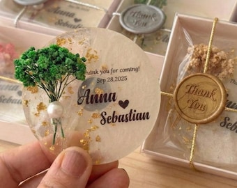 Imán para recuerdos de boda, regalo de flores secas, recuerdo de compromiso personalizado, arte de resina, regalo romántico para invitados, corazón personalizado al por mayor