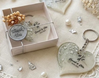 Recuerdos de boda al por mayor, llavero de corazón de epoxi personalizado, regalo de invitados con copos de plata, recuerdo de compromiso moderno, fiesta de invierno personalizada