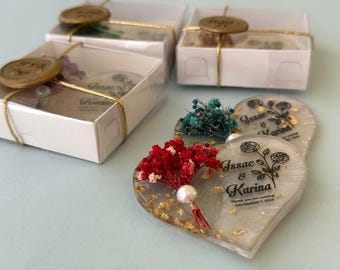 Imán para recuerdos de boda, corazón dorado personalizado, regalo de flor y perla real, diseño personalizado, recuerdo de resina epoxi, regalo de lujo para invitados.