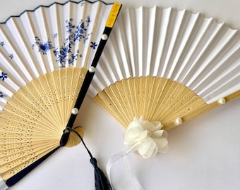 Abanicos de boda personalizados de lujo, abanico personalizado con perlas, recuerdo de despedida de soltera con flores azules o blancas, regalos para invitados al por mayor.