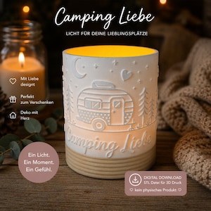 Może przedstawiać: Biały ceramiczny świecznik z napisem "Camping Liebe" i wzorem kampera. Świecznik ma ciepły blask od świecy w środku. Widoczny jest również tekst "Ein Licht. Ein Moment. Ein Gefühl."