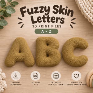 Op de afbeelding: De letters A, B en C met een getextureerde, pluizige oppervlakteafwerking. De tekst Fuzzy Skin Letters 3D Print Files A-Z staat erboven. Vier ronde iconen eronder tonen een downloadpijl, STL-bestanden, een doos en een hartvormig symbool.