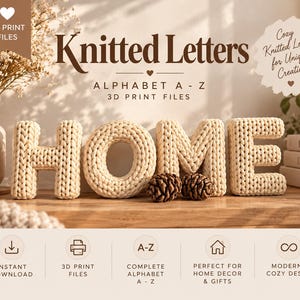 Op de afbeelding: Een set 3D-printbestanden voor letters die het woord HOME vormen, met een getextureerd crèmekleurig oppervlak dat een gebreid patroon nabootst. De afbeelding bevat de tekst Knitted Letters, Alphabet A-Z, 3D Print Files en Cozy Knitted Look.