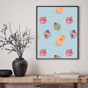 Può includere: Una stampa artistica incorniciata con un motivo ripetuto di persone che si rilassano in piscina. Le illustrazioni mostrano persone su anelli gonfiabili e materassini. Lo sfondo è un motivo a griglia azzurra e le figure sono in costume da bagno.