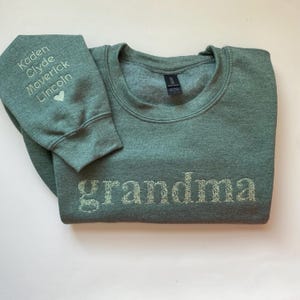 Personalized Embroidered Sweatshirt for Grandma Mimi Gigi Nana Mama Crewneck Custom Floral Name Shirt Neutral Mom Sweater Gift for Women