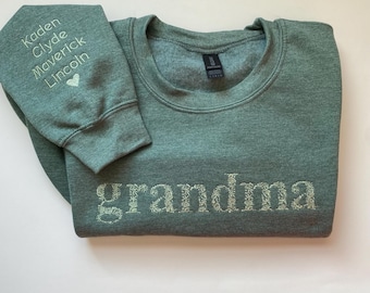 Personalized Embroidered Sweatshirt for Grandma Mimi Gigi Nana Mama Crewneck Custom Floral Name Shirt Neutral Mom Sweater Gift for Women