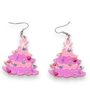 Peut inclure: Une paire de boucles d'oreilles en forme de sapin de Noël roses. Chaque boucle d'oreille présente un motif d'arbre à plusieurs niveaux avec différentes nuances de rose et de violet, orné de pierres précieuses colorées et d'une étoile au sommet.