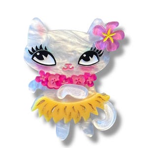 Peut inclure: Broche en forme de chat blanc nacré, ornée d'une fleur rose, d'un collier de fleurs rose et d'une jupe jaune. Le chat a de grands yeux avec des cils noirs et un nez rose. Un accessoire fantaisiste et amusant.