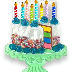 "Die ""Slice, Piece"" Geburtstagstorte Brosche von Lipstick & Chrome x Club Eggie."