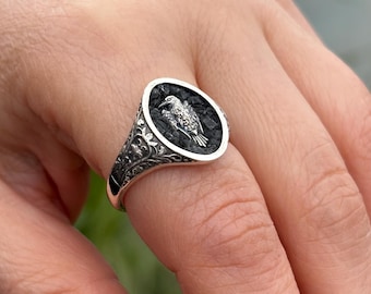 Anillo de sello de plata de ley con cuervo, hecho a mano, con incrustaciones de obsidiana negra.