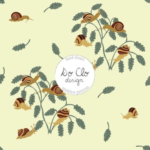 Peut inclure: Un motif répétitif sur fond jaune pâle représentant des escargots bruns aux coquilles rayées rampant sur des plantes aux feuilles vert foncé. Un logo circulaire blanc central porte le texte hand-drawn So Clo design seamless patterns.