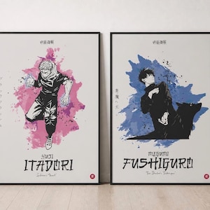 Puede incluir: Dos láminas enmarcadas con personajes de anime. Una lámina muestra un personaje en blanco y negro sobre un fondo rosa acuarela, con el nombre "ITADORI" debajo. La otra representa un personaje con un perro negro sobre un fondo azul, con el nombre "FUSHIGURO".