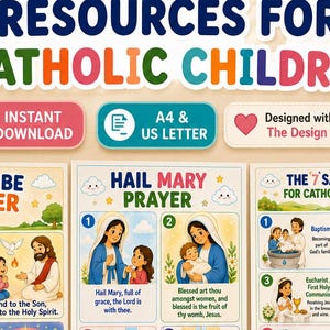 Może przedstawiać: Trzy plakaty edukacyjne zatytułowane Resources for Catholic Children, przedstawiające modlitwę Chwała Ojcu, Zdrowaś Maryjo oraz 7 Sakramentów. Zawiera drewniany różaniec, kredki w kubku oraz dwie ułożone w stos książki.