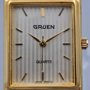 Reloj Gruen rectangular vintage de los años 90, tono dorado, esfera texturizada, cuarzo.