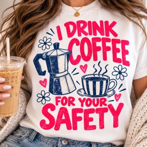 Eu bebo café pela sua segurança PNG Cafeteira Moka Cafecito Sublimada Design de Camiseta/Caneca