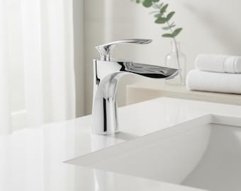 Puede incluir: Un grifo cromado pulido con un caño curvo y una sola palanca. El grifo está sobre una encimera blanca y un lavabo blanco. El fondo incluye una ventana, vegetación y toallas blancas.