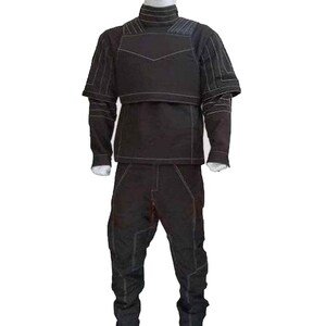 K&ouml;nnte beinhalten: Ein schwarzes zweiteiliges Outfit mit wei&szlig;en N&auml;hten. Das Oberteil hat einen hohen Kragen und kurze &Auml;rmel mit einem geometrischen Design auf der Brust. Die Hose ist ebenfalls schwarz mit wei&szlig;en N&auml;hten und einem einzigartigen Design an den Knien.