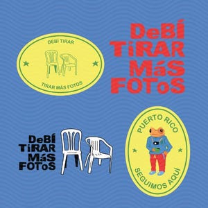 May include: A blue background with yellow oval designs and text. The text "DeBi TIRAR Más FOTOS" is in red. One oval has two chairs, another has a frog with a camera, and the others have text in Spanish.