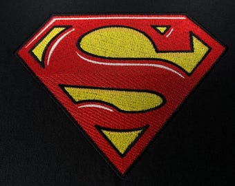Sudadera con capucha y camiseta de superhéroe bordada