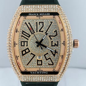 Puede incluir: Un reloj de lujo con caja de oro rosa y correa de cuero verde. La esfera del reloj presenta grandes números negros, un bisel con incrustaciones de diamantes y la marca "FRANCK MULLER". El reloj tiene forma rectangular con bordes redondeados.
