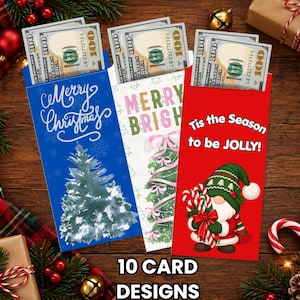 Könnte beinhalten: Drei rechteckige Papierumschläge für Geldscheine mit Weihnachtsmotiven. Der blaue Umschlag zeigt Merry Christmas mit einem Baum, der weiße MERRY BRIGHT mit einem Baum und der rote Tis the Season to be JOLLY! mit einem Zwerg und Zuckerstangen.
