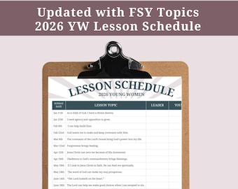 Puede incluir: Un portapapeles con un horario de lecciones impreso para las Jóvenes Mujeres de 2026. El horario incluye temas y fechas, con el título "Lesson Schedule" en la parte superior. El texto "Updated with FSY Topics" está en la parte superior.
