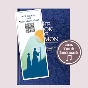 Puede incluir: Un libro azul con el texto "THE BOOK OF MORMON" y un marcapáginas que dice "Walk With Me 2026 Youth Music Album". Una pegatina circular dice "2026 Youth Bookmark". El marcapáginas presenta un código QR y una silueta de dos figuras.