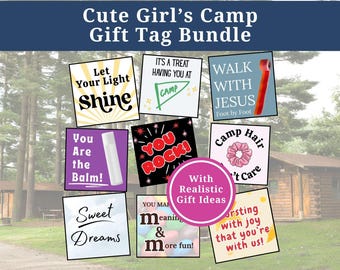 Puede incluir: Un conjunto de etiquetas de regalo cuadradas con varios diseños y textos, incluyendo "Let Your Light Shine" y "Sweet Dreams". Las etiquetas tienen un tema de campamento, con una cabaña y árboles en el fondo. El texto está en varias fuentes y colores.
