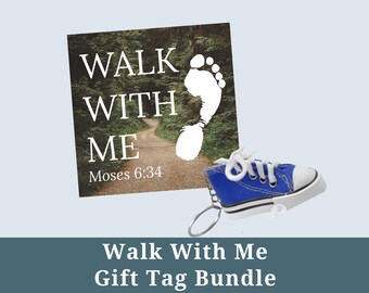 Puede incluir: Un conjunto de etiquetas de regalo con una tarjeta cuadrada con el texto "WALK WITH ME" y un gráfico de huella, junto con un llavero de zapatilla azul en miniatura. La tarjeta tiene un fondo de camino forestal, y el texto "Moses 6:34".