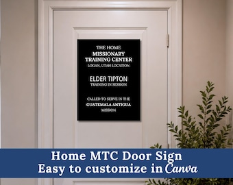 Puede incluir: Un letrero rectangular negro con texto blanco, montado en una puerta blanca. El letrero dice "THE HOME MISSIONARY TRAINING CENTER, LOGAN, UTAH LOCATION" y otros detalles. La parte inferior de la imagen tiene el texto "Home MTC Door Sign Easy to personalizar en Canva."