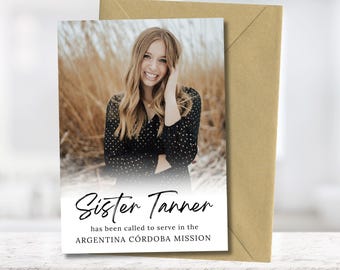 Puede incluir: Una tarjeta de felicitación con una fotografía de una persona sonriente con un vestido negro de lunares. La tarjeta dice "Sister Tanner has been called to serve in the ARGENTINA CÓRDOBA MISSION" en una fuente manuscrita. La tarjeta está dentro de un sobre marrón.