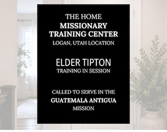 Puede incluir: Un letrero rectangular negro con texto blanco. El texto dice: "THE HOME MISSIONARY TRAINING CENTER, LOGAN, UTAH LOCATION, ELDER TIPTON, TRAINING IN SESSION, CALLED TO SERVE IN THE GUATEMALA ANTIGUA MISSION."