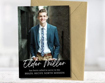 Puede incluir: Una tarjeta de retrato con un joven con blazer azul, camisa blanca y corbata estampada. La tarjeta tiene el texto "Elder Miller" en escritura elegante, con texto adicional que indica su misión en Brasil. La tarjeta se combina con un sobre marrón.