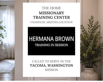 Puede incluir: Un letrero blanco con texto negro. El letrero dice "THE HOME MISSIONARY TRAINING CENTER" y "HERMANA BROWN TRAINING IN SESSION". El letrero también incluye la ubicación en Chandler, Arizona, y Tacoma, Washington.
