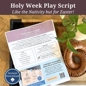 Puede incluir: Un "Holy Week Play Script" impreso con el texto "Like the Nativity but for Easter!" se muestra en una bandeja de madera con un posavasos tejido y una pequeña planta. El guion es un programa familiar de Pascua.