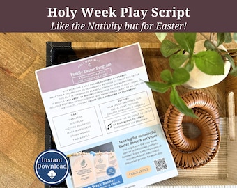 Puede incluir: Un "Holy Week Play Script" impreso con el texto "Like the Nativity but for Easter!" se muestra en una bandeja de madera con un posavasos tejido y una pequeña planta. El guion es un programa familiar de Pascua.