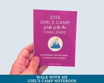 Puede incluir: Un cuaderno morado con el texto "2026 GIRL'S CAMP Walk With Me CHALLENGE" y "ACTIONABLE INVITATIONS TO WALK WITH CHRIST." El cuaderno tiene un gráfico de una montaña y el sol. Las palabras "WALK WITH ME GIRL'S CAMP NOTEBOOK" están en la parte inferior.