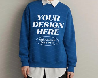 Mockup sweatshirt Gildan 18000 Royal, mockup preppy model sweatshirt, mock-up koningsblauwe ronde hals, blauwe G180-trui, Dark Academia Aesthetic