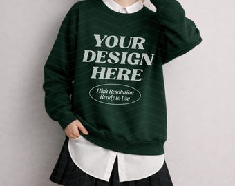 Gildan 18000 bosgroen mock-up, preppy stijl, donkergroen sweatshirtmodel, bosgroen Gildan-model ronde hals, donkere academische esthetiek