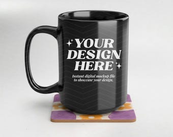 15oz zwarte mok mockup, retro groovy esthetiek, onderzetter in jaren 70-stijl, moderne minimalistische koffiekop, zwarte keramische mok, look in Pinterest-stijl