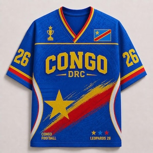 Könnte beinhalten: Ein blaues Trikot mit V-Ausschnitt, das den gelben Schriftzug CONGO DRC, die Nummer 26 auf beiden Ärmeln, einen großen gelben Stern, einen diagonalen rot-gelben Pinselstrich, die Flagge der DR Kongo, ein Pokalsymbol und den Text CONGO FOOTBALL LEOPARDS 26 zeigt.