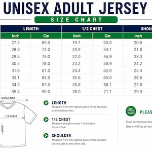 Pu&ograve; includere: Una tabella delle taglie per una maglia unisex per adulti con colonne per taglia, lunghezza, met&agrave; torace e misure delle spalle in pollici e centimetri. Un disegno al tratto di una t-shirt illustra come misurare lunghezza, met&agrave; torace e spalla.