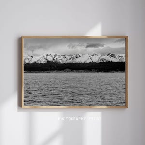 Può includere: Stampa fotografica incorniciata in bianco e nero di una catena montuosa con cime innevate. Le montagne si riflettono nell'acqua calma. La stampa è etichettata "PHOTOGRAPHY PRINT".