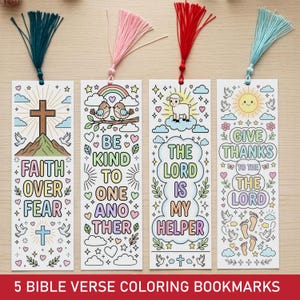Può includere: Cinque segnalibri bianchi da colorare con versetti biblici e nappe colorate. Ogni segnalibro presenta un design diverso con temi religiosi, tra cui croci, uccelli e citazioni ispiratrici. Il testo "FAITH OVER FEAR" è visibile su uno.