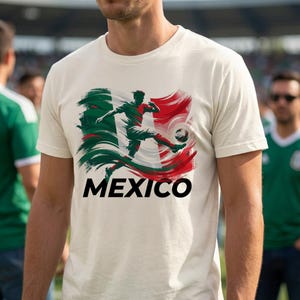 Puede incluir: Camiseta de color crema con un jugador de f&uacute;tbol pateando un bal&oacute;n, con un dise&ntilde;o de la bandera mexicana en trazos de color rojo, verde y blanco. La palabra "MEXICO" est&aacute; impresa en letras negras en negrita debajo.