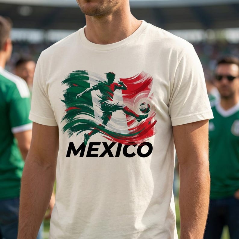 Puede incluir: Camiseta de color crema con un jugador de f&uacute;tbol pateando un bal&oacute;n, con un dise&ntilde;o de la bandera mexicana en trazos de color rojo, verde y blanco. La palabra "MEXICO" est&aacute; impresa en letras negras en negrita debajo.