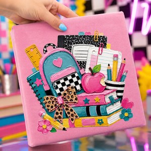 PNG texturizado em 3D para volta às aulas, design de material escolar com efeito de pintura impasto, clipart de mochila xadrez rosa estilo preppy, PNG de professora com laço charmoso